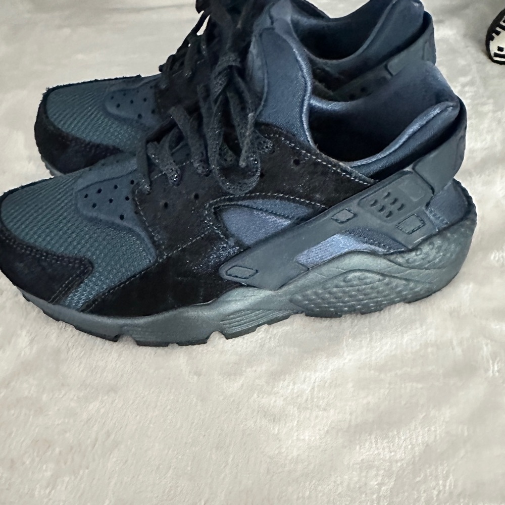 Gently used navy blue Nike Huarache